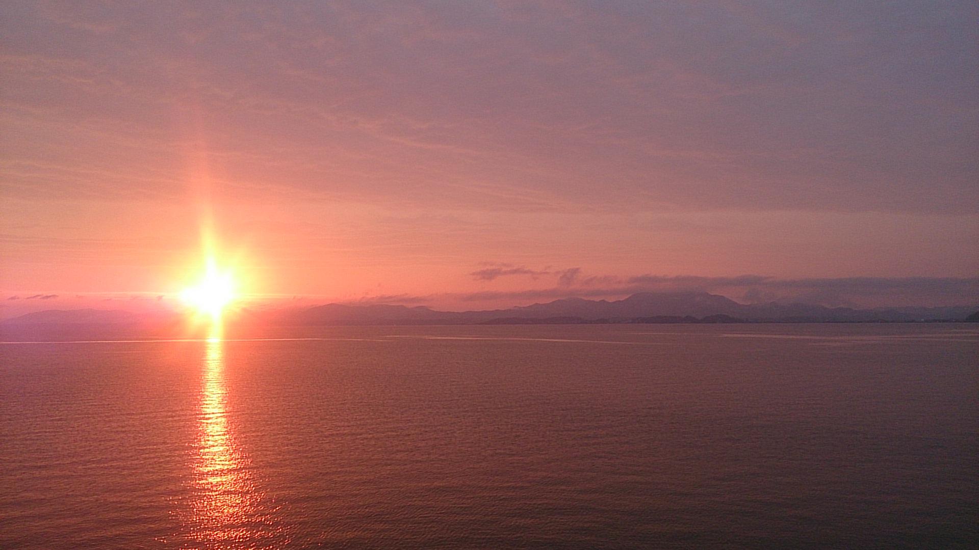 夏の日本海　出港前の夕日